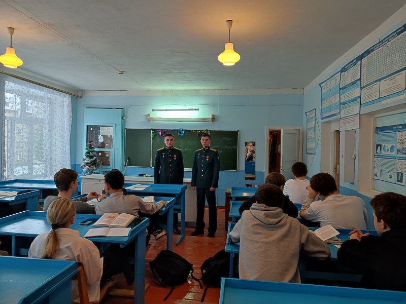 Встреча учащихся школы с выпускниками высшего танкового командного училища.