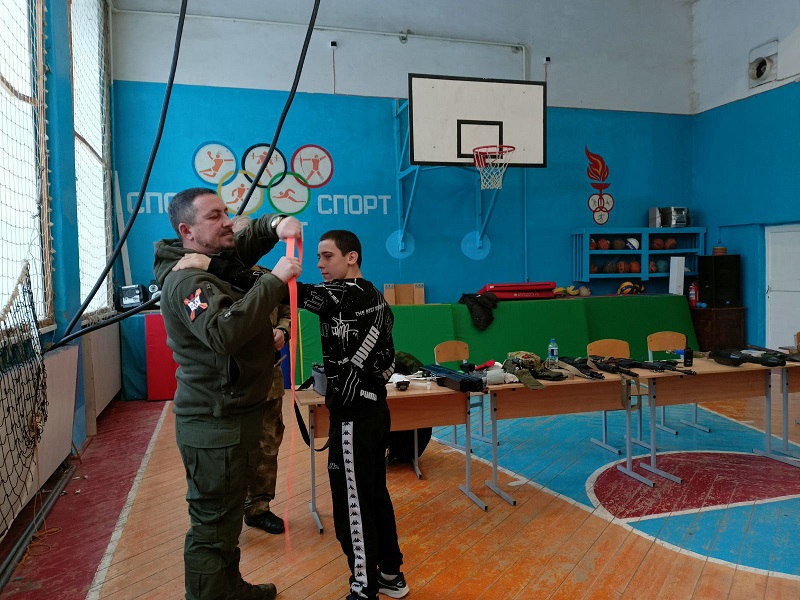 Cтаршие инструкторы Центра НВП &quot;Рокот&quot; г. Ульяновск провели в школе практическое занятия с учащимися.
