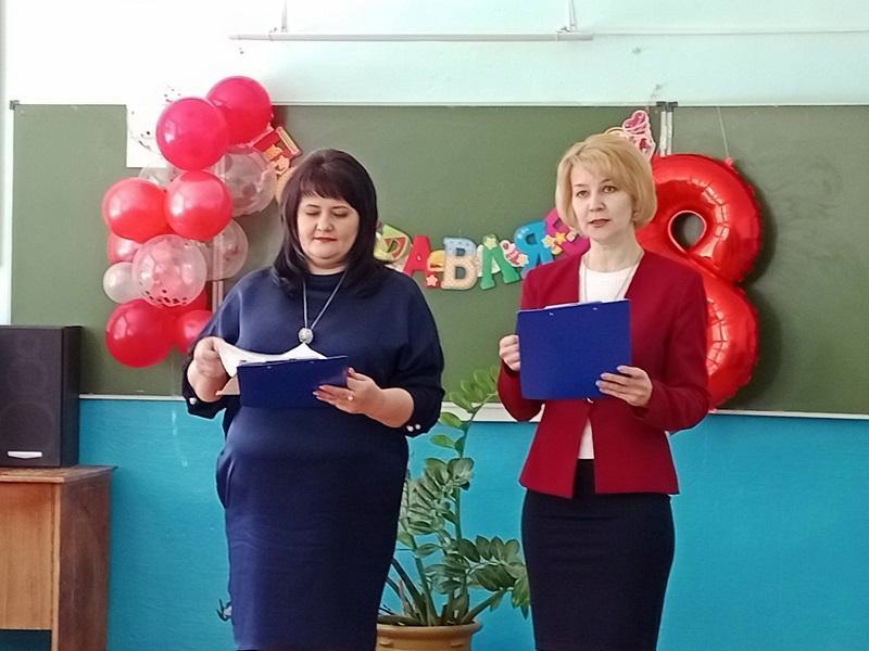 Поздравили учителей с 8 марта.