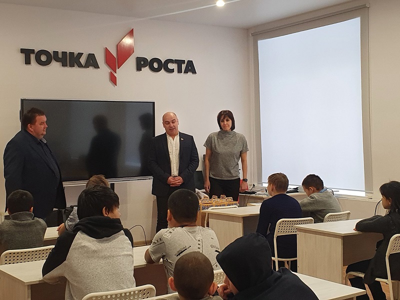 Цильнинские депутаты от партии ЛДПР поздравили учеников.