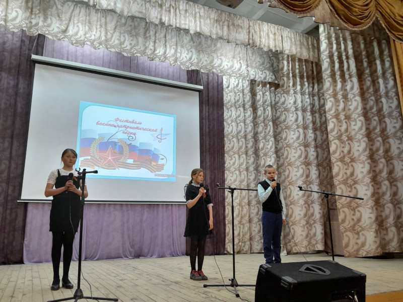 Прошёл  школьный фестиваль-конкурс военно-патриотической песни среди 1-4 классов.